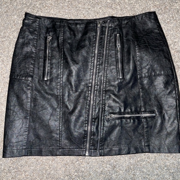 Black leather skirt - Picture 5 of 6